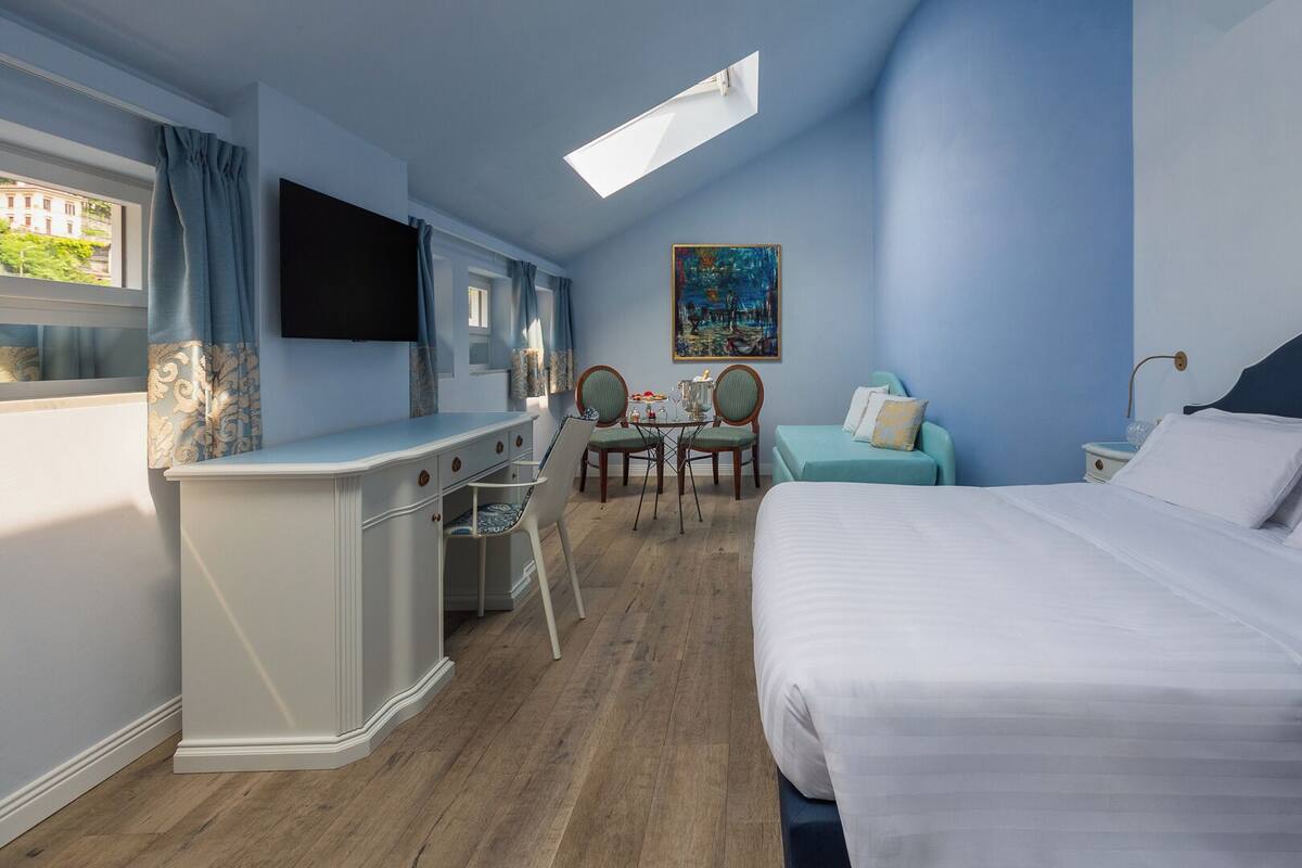 Comfort Room | Down comforters, minibar, in-room safe, desk