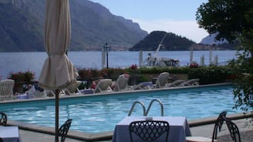 Piscine extérieure (ouverte en saison), parasols de plage