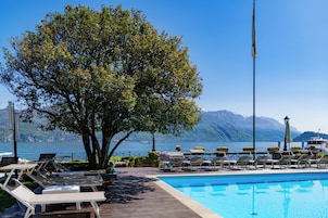 Piscina externa sazonal, funciona das 8h às 19h, guarda-sóis