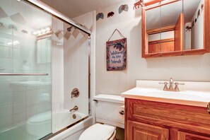 Quarto standard, 2 quartos | Banheiro | Chuveiro/banheira combinados, secador de cabelo (mediante solicitação)