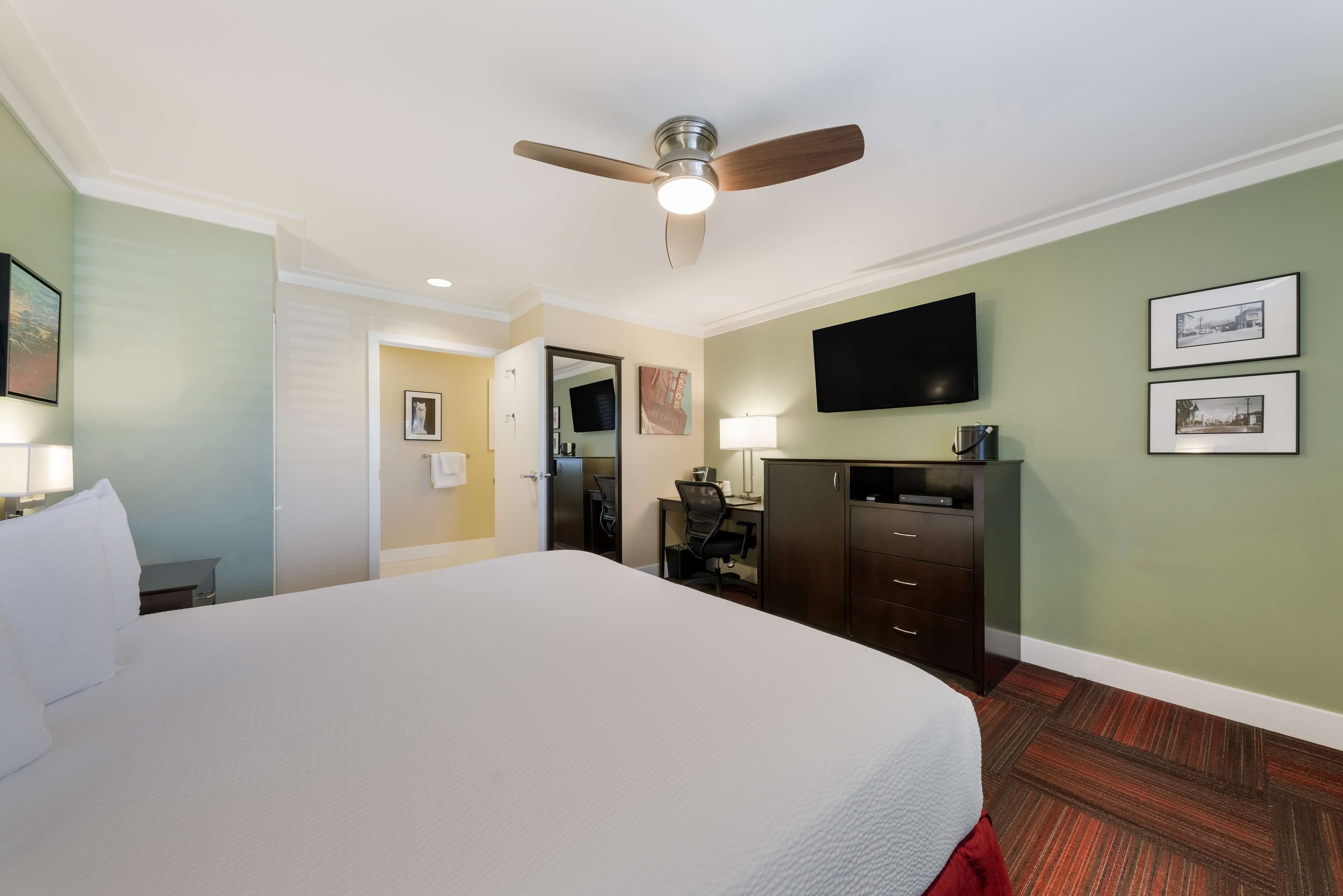 standard room, 1 king bed, accessible, non smoking | premium bedding, pillow-top beds, in-room safe, desk