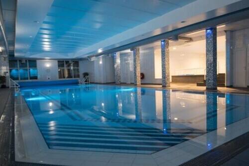 Piscine couverte, chaises longues