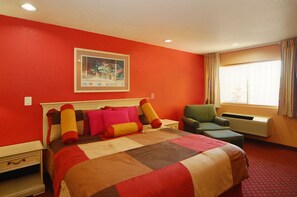 Escritorio, tabla de planchar con plancha, wifi gratis y ropa de cama 