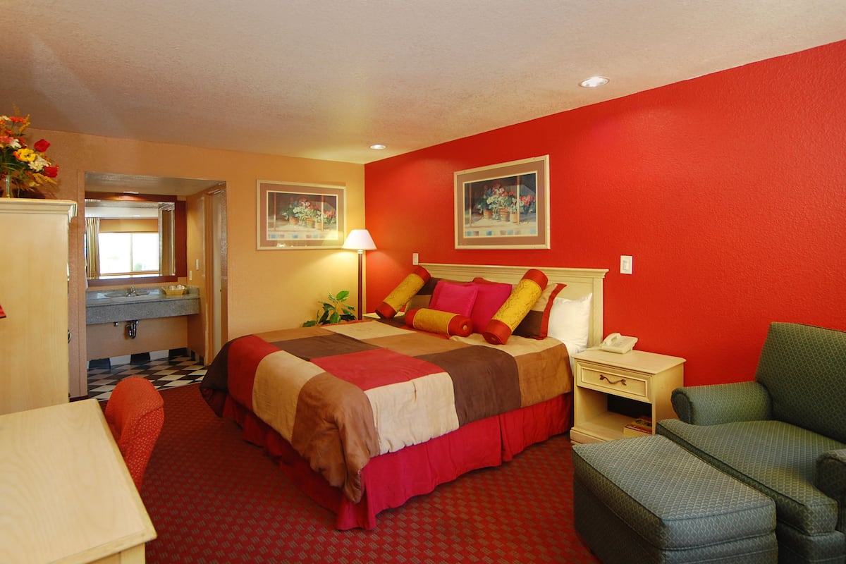 Desk, iron/ironing board, free WiFi, bed sheets