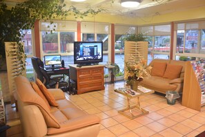 Lobby sitting area - Imperial Inn (Oakland)