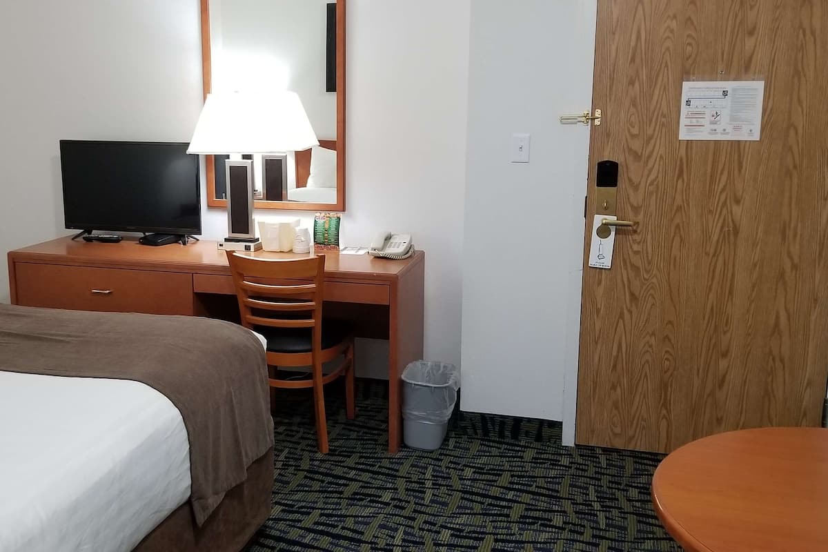 Muebles diferentes, escritorio y espacio para trabajar con laptop