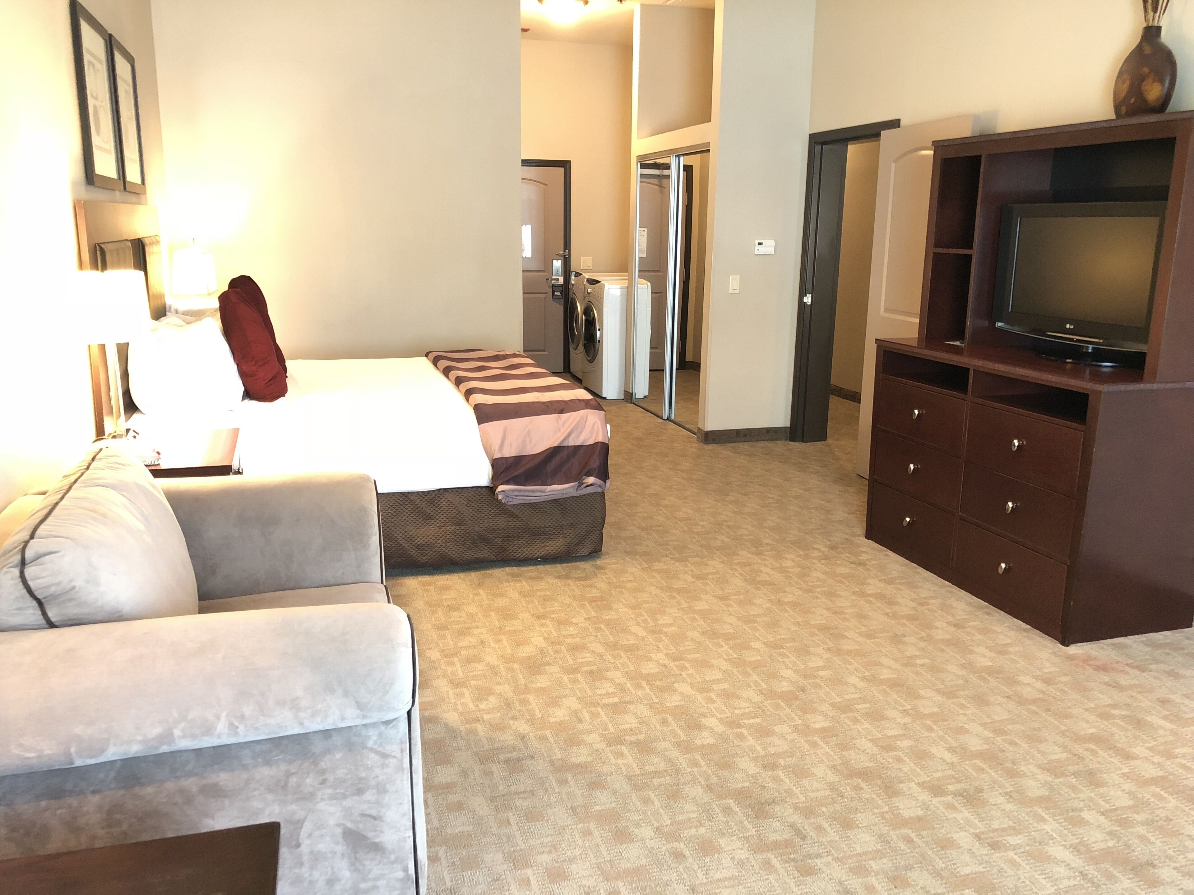 Presidential Suite, 1 King Bed with Sleeper Sofa | Brankas, meja kerja, ruang kerja ramah laptop, dan tirai kedap cahaya