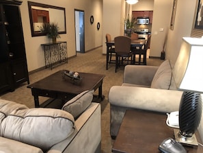 Presidential Suite, 1 King Bed with Sleeper Sofa | 客房內保險箱、書桌、筆電工作空間、遮光布/窗簾