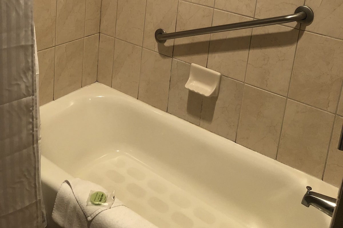 普通套房, 2 張加大雙人床 | 浴室 | 淋浴/浴缸二合一、免費盥洗用品、吹風機、毛巾