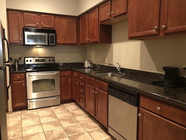 Refrigerador, microondas, cafetera/tetera, freezer