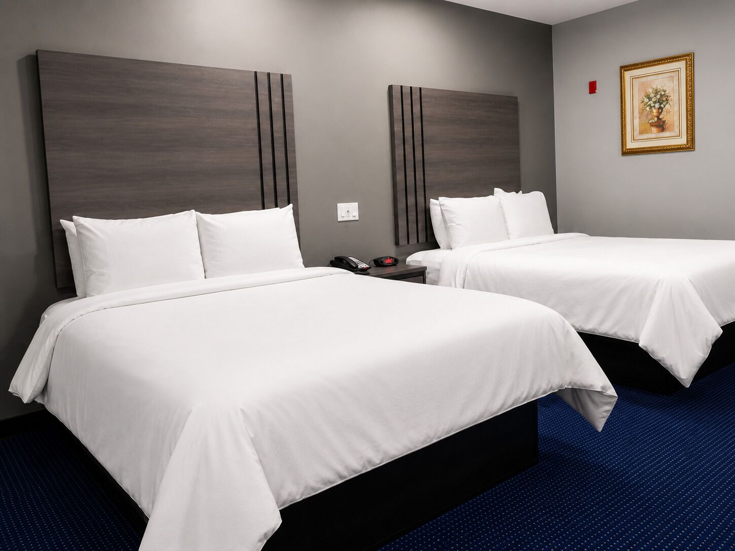 Svit - 2 queensize-sängar - icke-rökare | Individuell inredning, unika möbler, skrivbord och ljudisolering