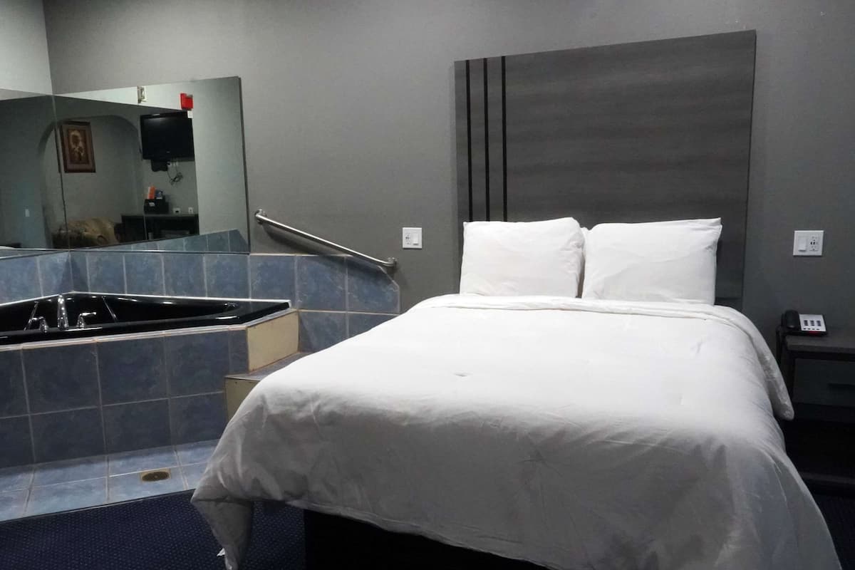 Suite, 1 Queen Bed, Non Smoking (Jacuzzi) | Individually decorated, individually furnished, desk, soundproofing