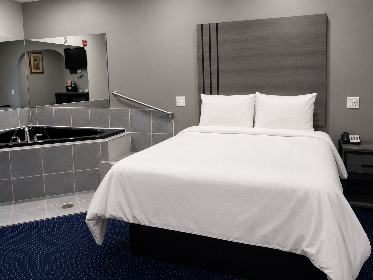 Suite, 1 Queen Bed, Non Smoking (Jacuzzi) | Individually decorated, individually furnished, desk, soundproofing