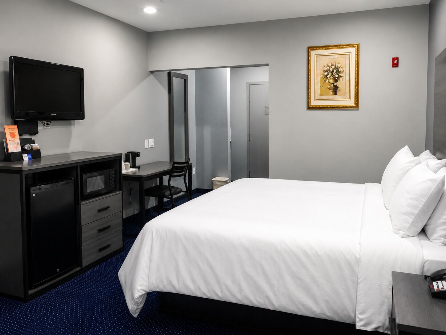 Suite, 1 King Bed, Non Smoking | Individually decorated, individually furnished, desk, soundproofing