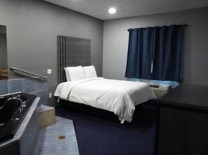 Suite, 1 Queen Bed, Non Smoking (Jacuzzi) | Individually decorated, individually furnished, desk, soundproofing - Americas Best Value Inn & Suites Bush Intl Airport (Humble)