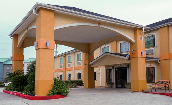 Exterior - Americas Best Value Inn & Suites Bush Intl Airport (Humble)