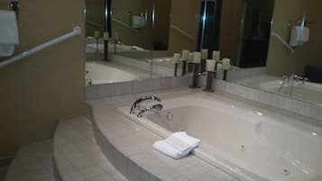 Combined shower/bathtub, hair dryer, towels
