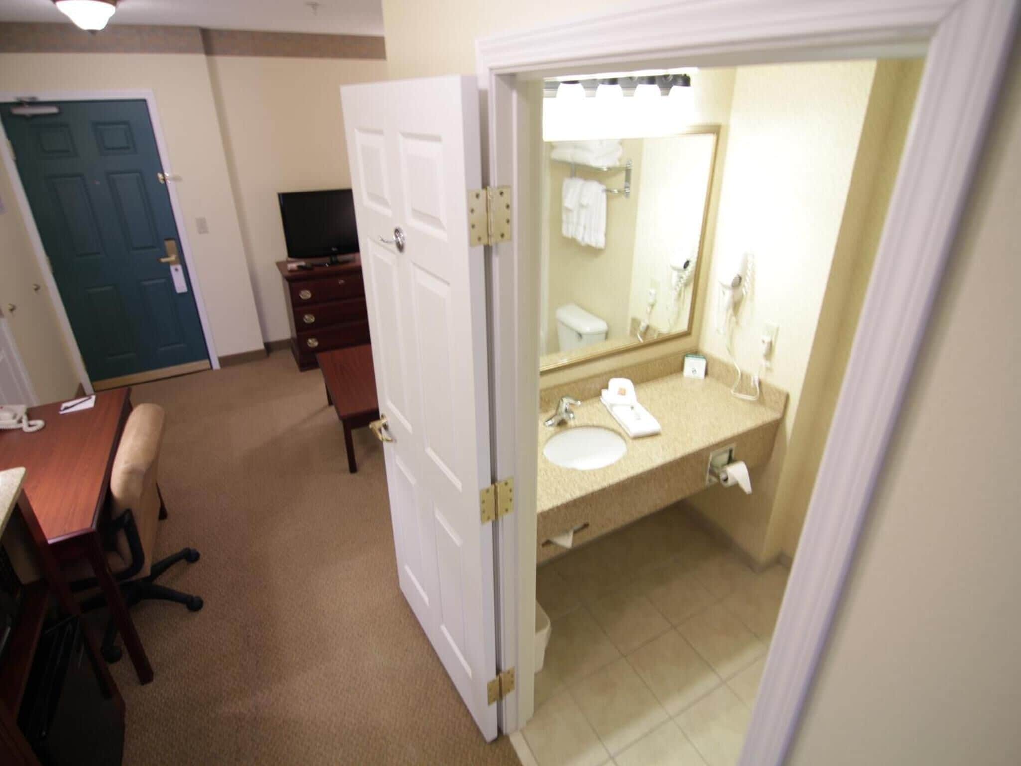 combined shower/bathtub, hair dryer, towels