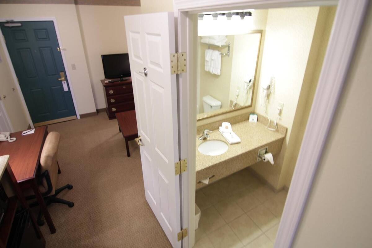 combined shower/bathtub, hair dryer, towels