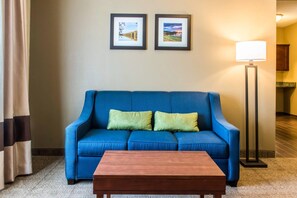 Phòng Suite, 1 giường cỡ queen và sofa giường, không hút thuốc | Bàn, màn/rèm cản sáng, bàn ủi/dụng cụ ủi quần áo 