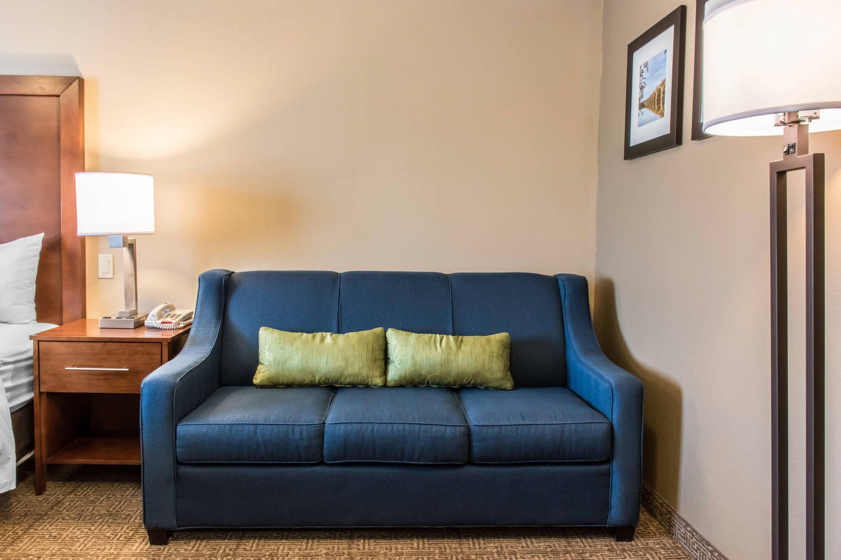 Room, 1 Katil Raja (King) dengan Katil Sofa, Accessible, Non Smoking | Meja, langsir/tirai gelap terus, seterika/papan seterika 