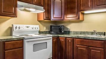 Suite, 1 Queen Bed with Sofa bed, Non Smoking | Desk, blackout drapes, iron/ironing board, cribs/infant beds