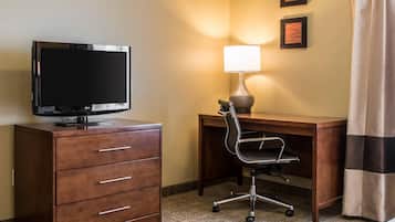 Escritorio, cortinas blackout, tabla de planchar con plancha y cunas