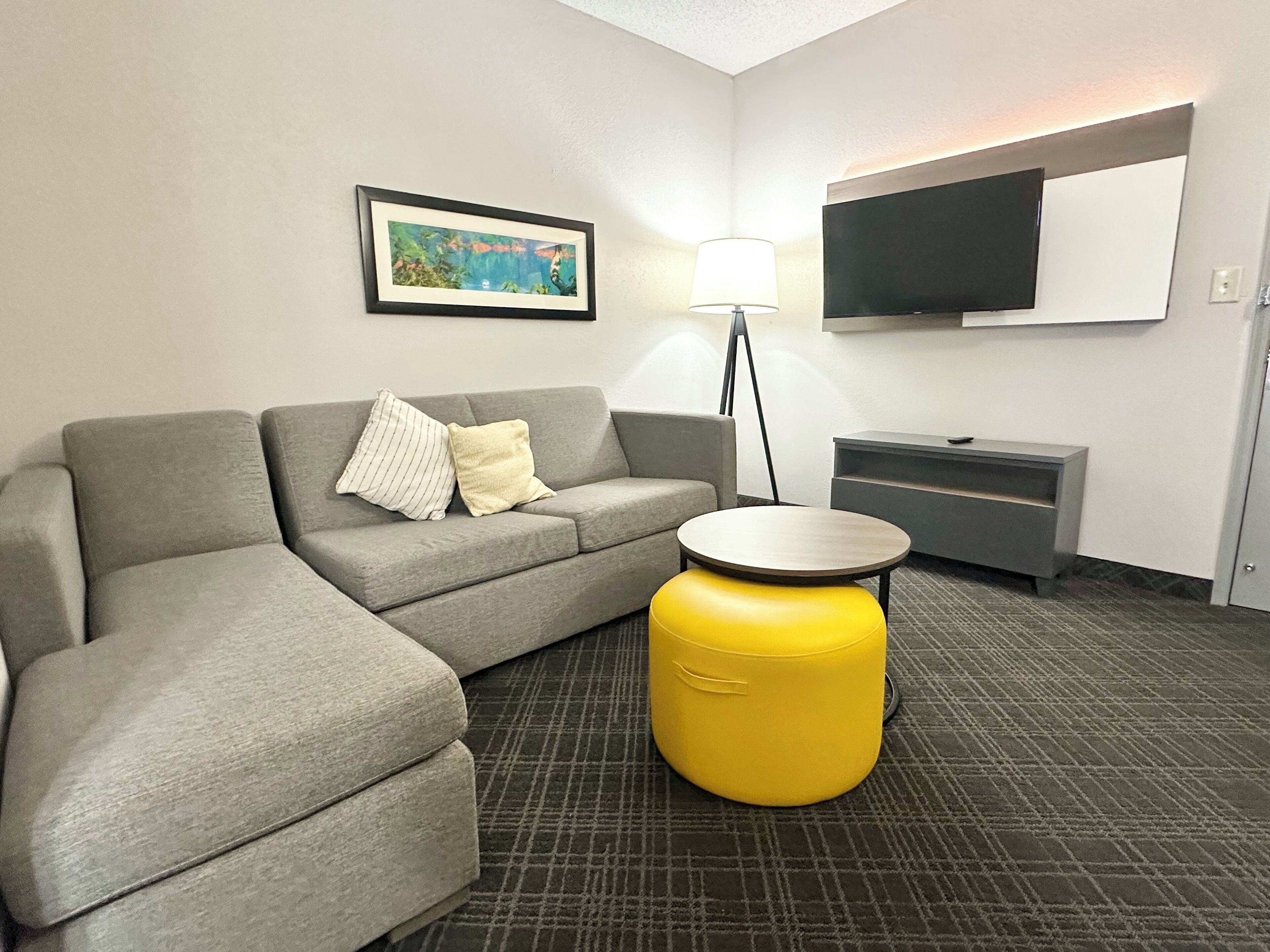 Premium bedding, in-room safe, desk, laptop workspace