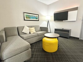 Premium bedding, in-room safe, desk, laptop workspace