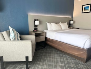 Roupas de cama premium, cofres nos quartos, escrivaninha