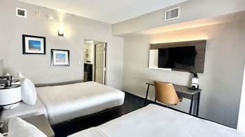 Habitación estándar, 2 camas de matrimonio, no fumadores | 1 dormitorio, ropa de cama de alta calidad, caja fuerte y escritorio
