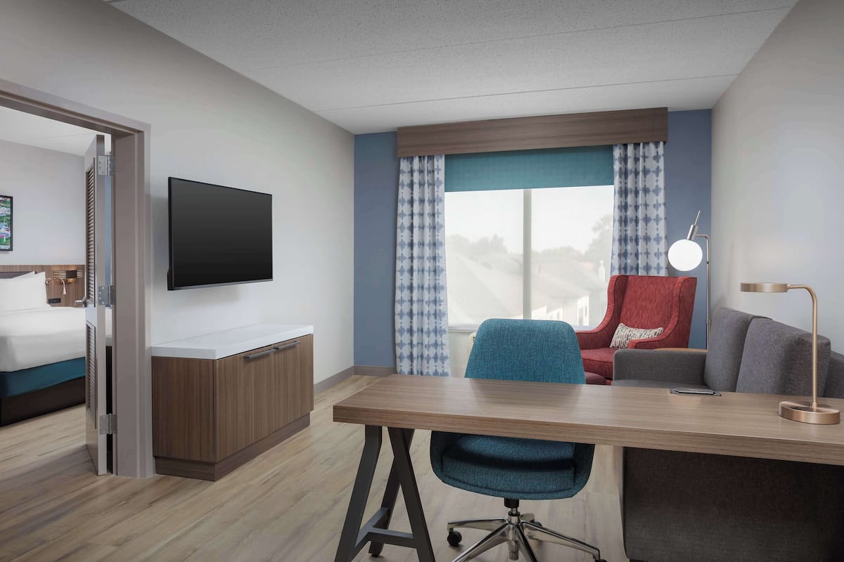 Suite, 1 Katil Raja (King), Accessible (Hearing) | Meja, ruang kerja komputer riba, langsir/tirai gelap terus 