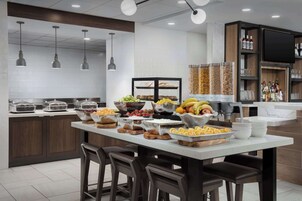 Desayuno (USD 9.95 por persona)