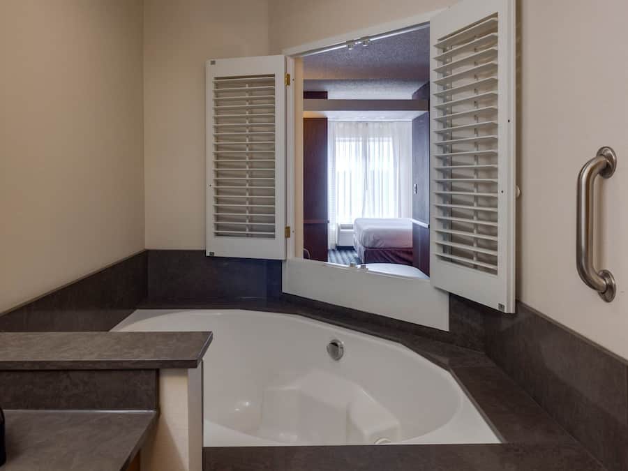 Suite, 1 King-Bett und Schlafsofa, Badewanne | Hochwertige Bettwaren, Schreibtisch, Verdunkelungsvorhänge