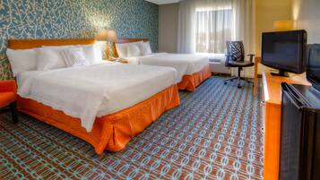 Hochwertige Bettwaren, Schreibtisch, Verdunkelungsvorhänge