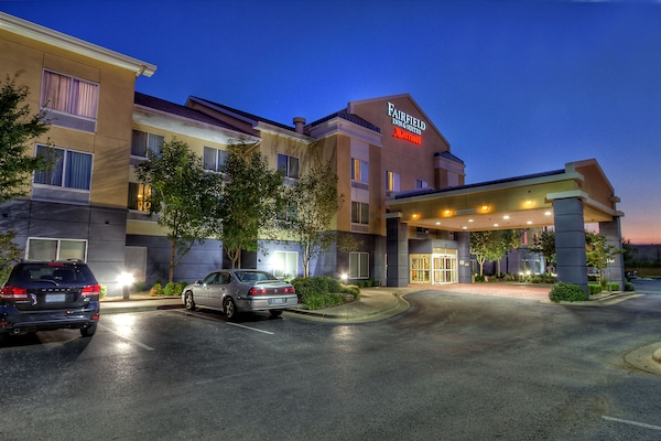 Voorkant accommodatie - avond/nacht