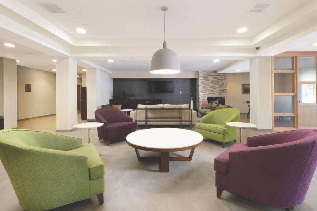 32-inch flat-screen tv with cable channels, tv