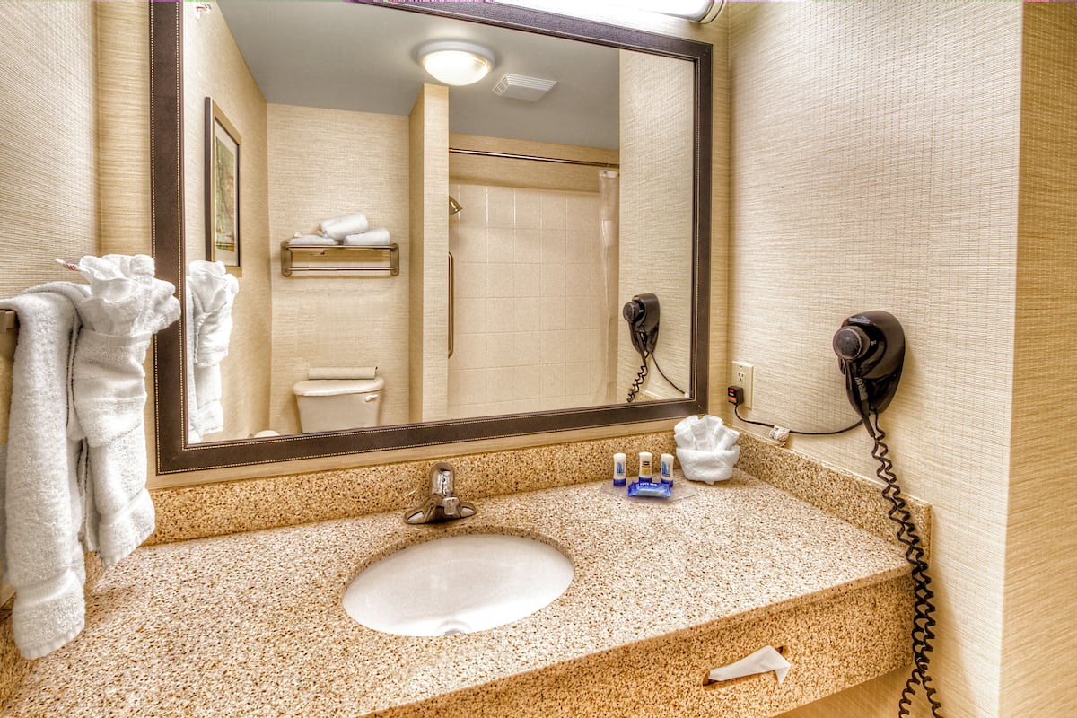 Articles de toilette gratuits, sèche-cheveux, serviettes fournies