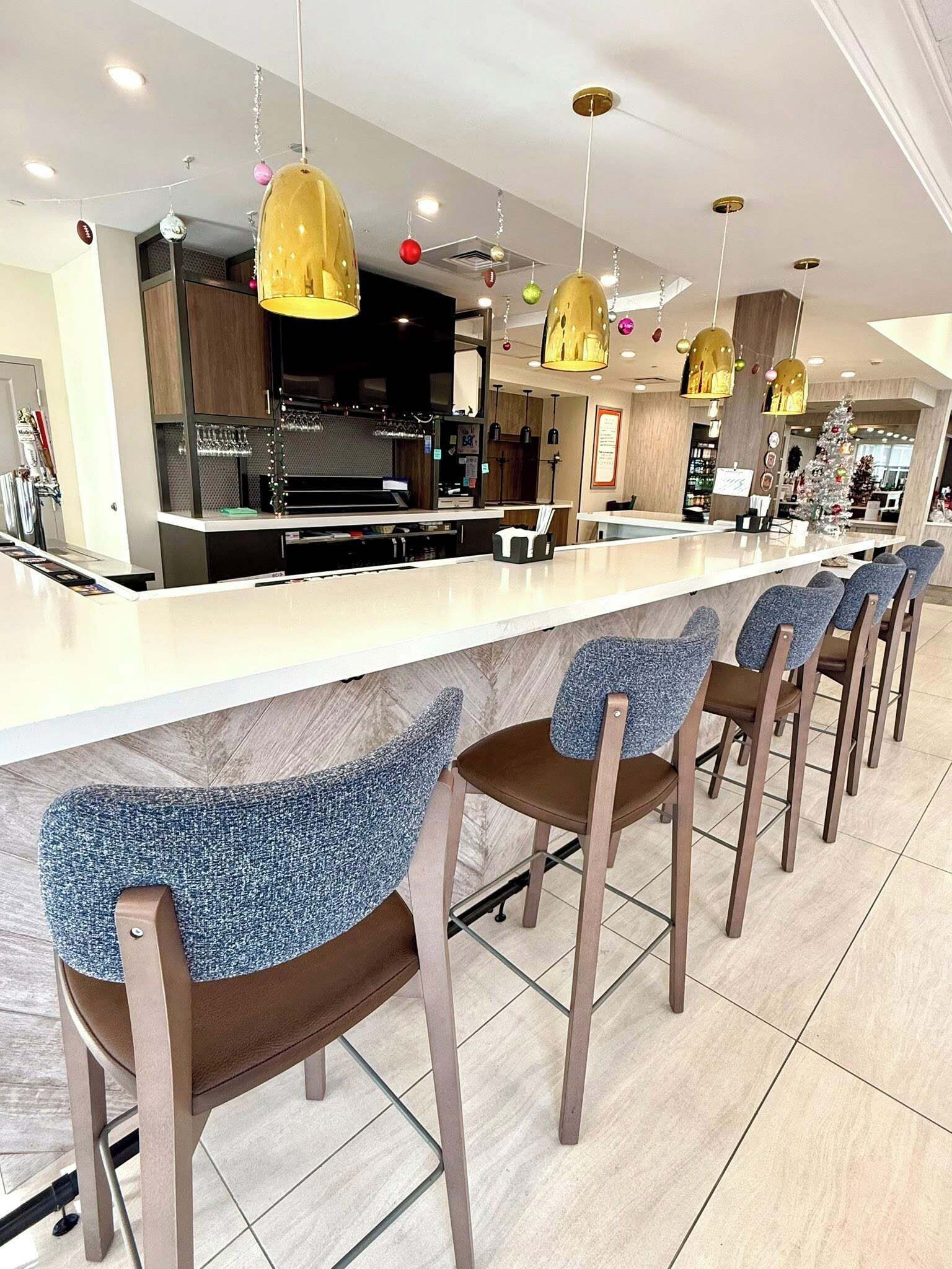 아침 식사 및 저녁 식사 제공