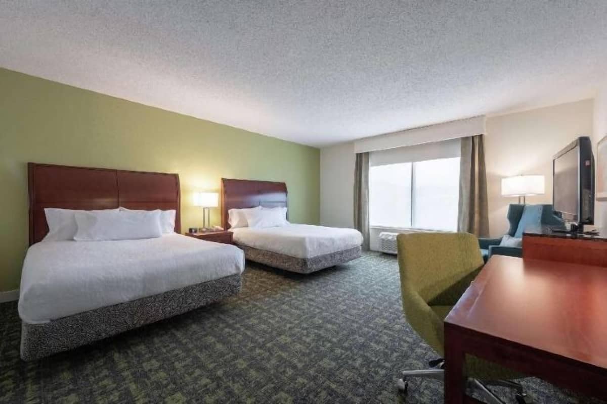 Schreibtisch, Verdunkelungsvorhänge, Bügeleisen/Bügelbrett