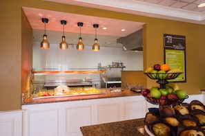 Ontbijtbuffet op werkdagen (USD 11.95 per persoon)