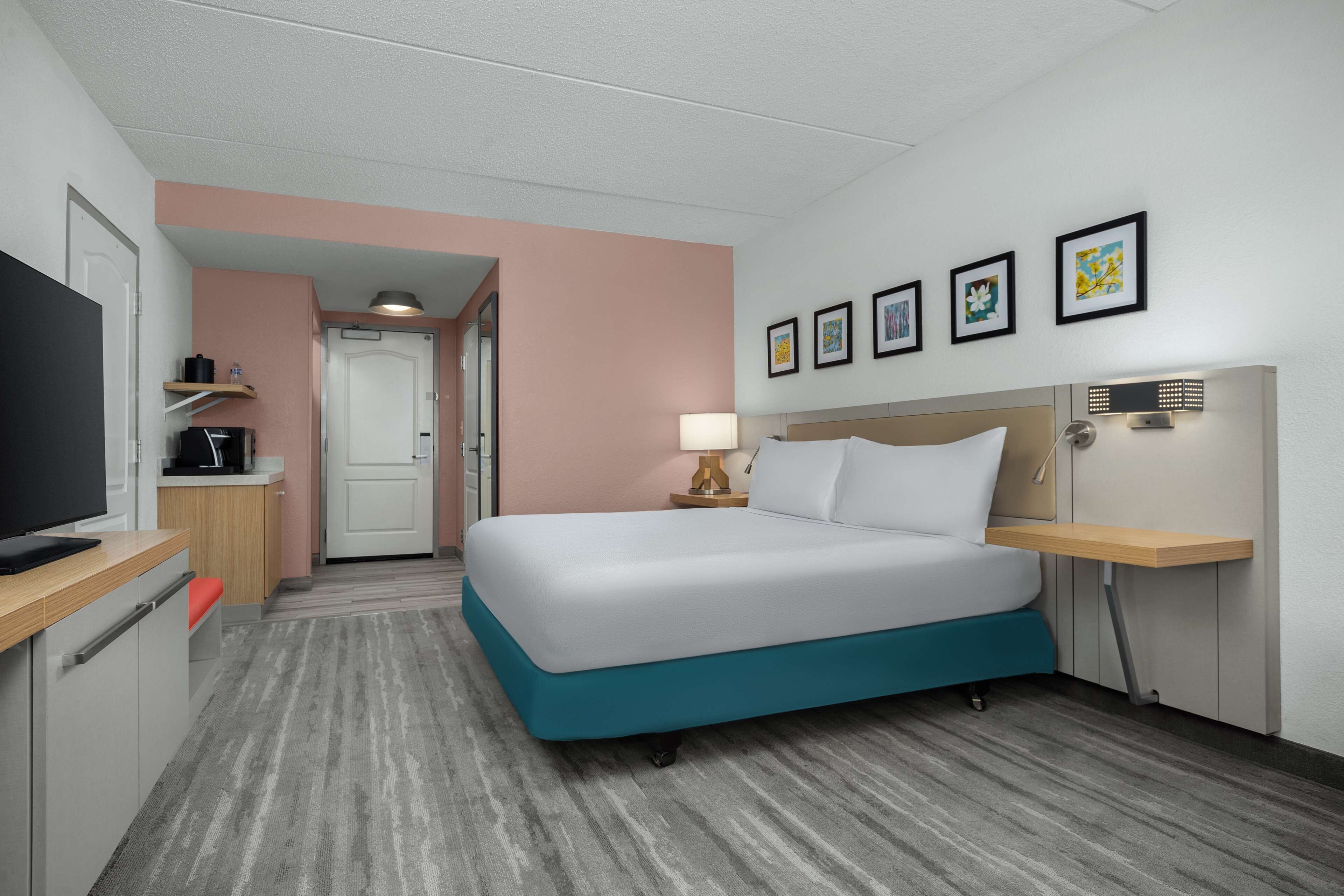 premium bedding, down duvets, in-room safe, desk