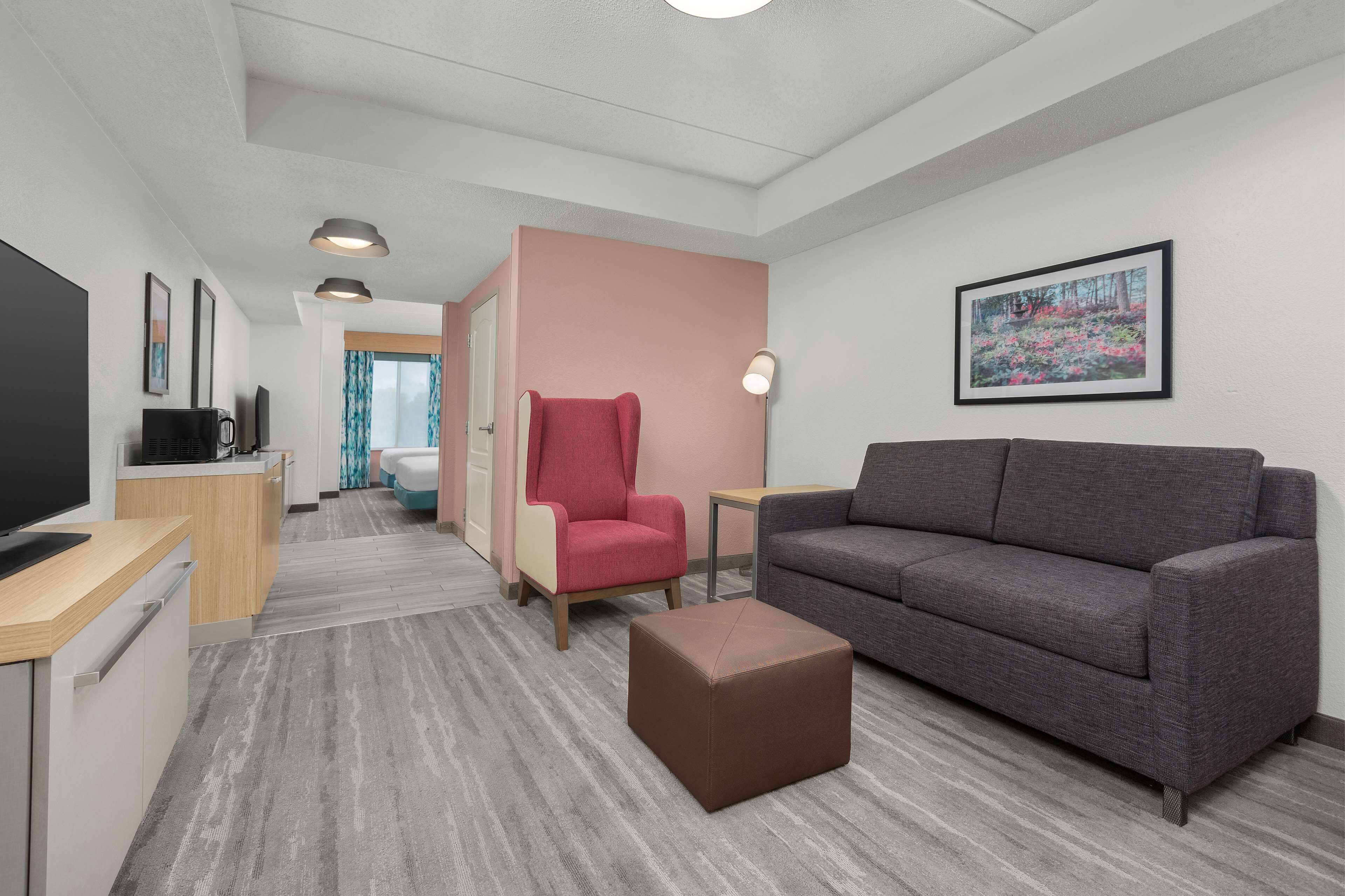 2 Queen Beds Junior Suites with Sofabed | Área de sala de estar | Televisión LCD 