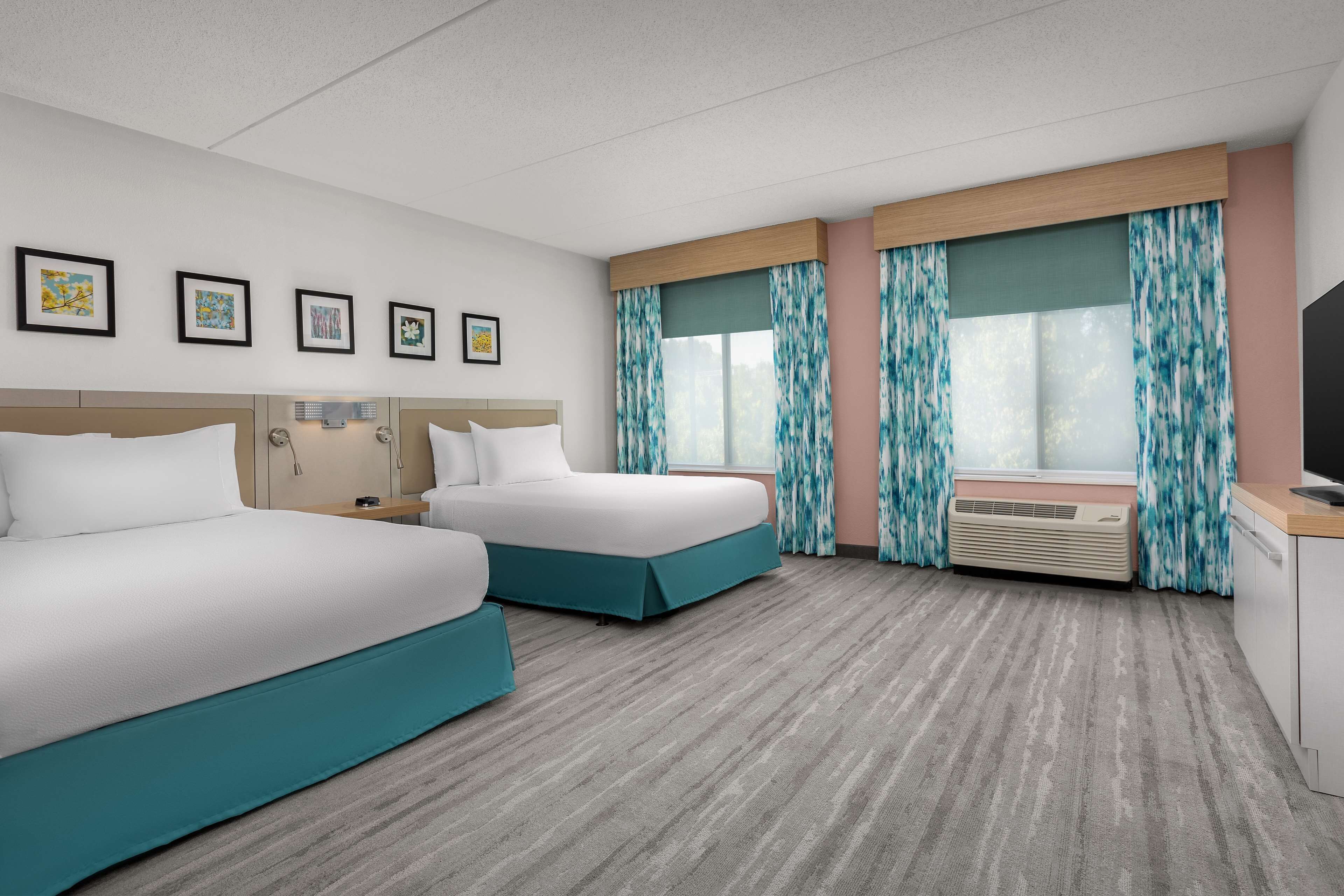 2 qn dlx 1 bdrm suite mobility access w/ri shwr | premium bedding, down duvets, in-room safe, desk