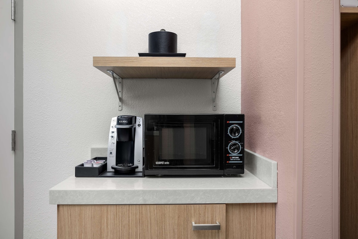 premium bedding, down duvets, in-room safe, desk