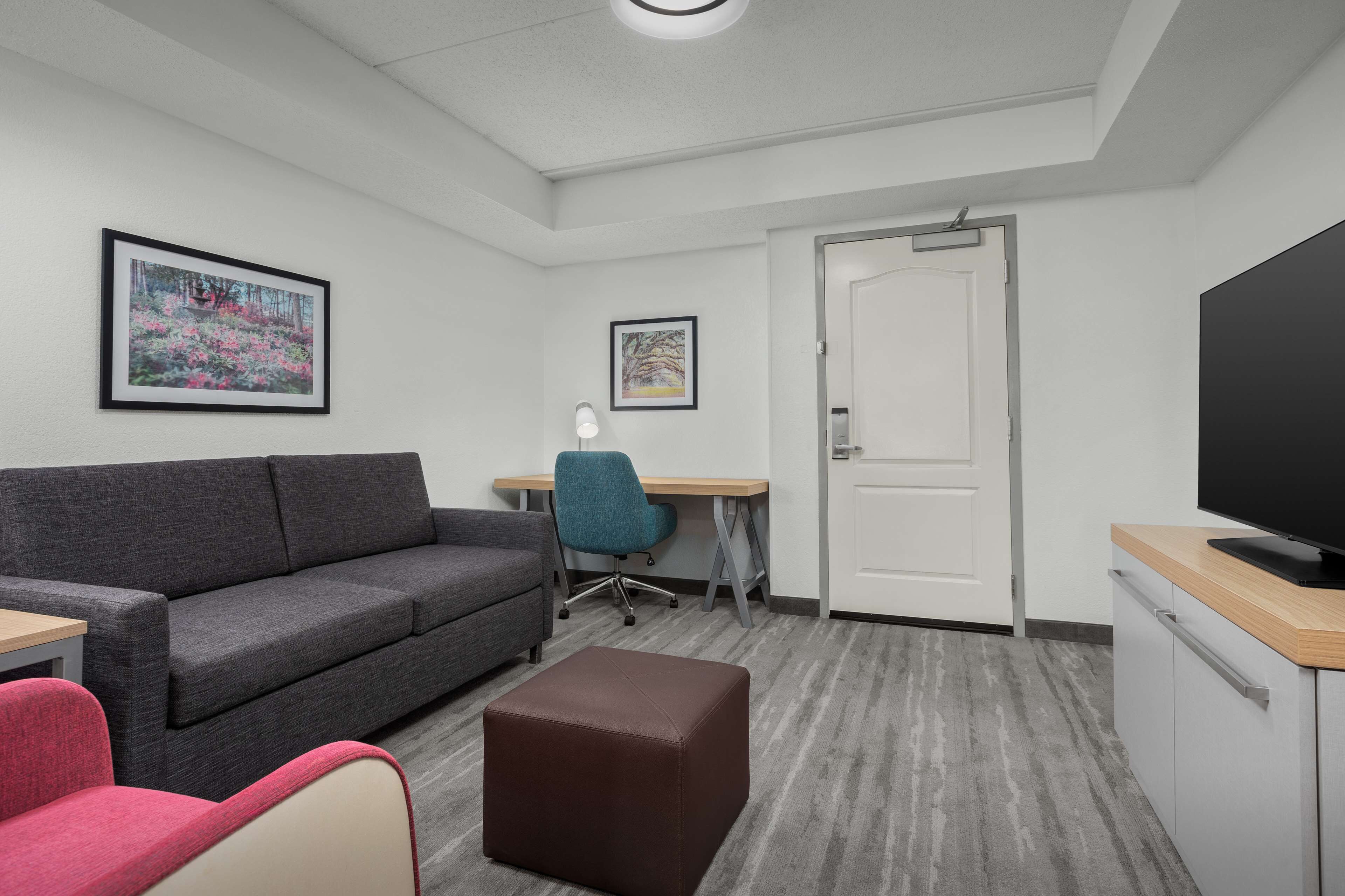 premium bedding, down duvets, in-room safe, desk