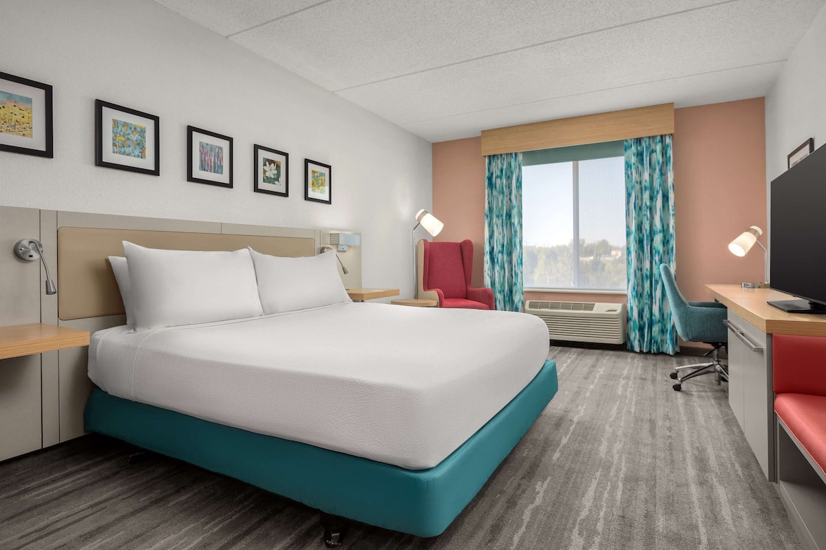 Premium bedding, down comforters, in-room safe, desk