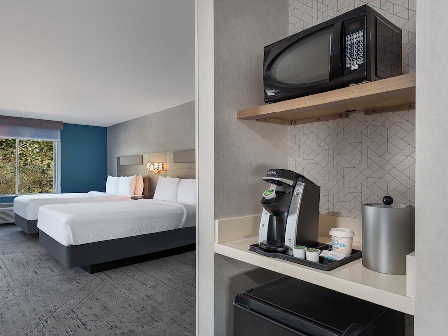 Premium bedding, in-room safe, desk, iron/ironing board