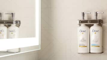 Bañera con ducha, artículos de tocador gratuitos, secador de pelo