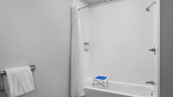 Bañera con ducha, artículos de tocador gratuitos, secador de pelo